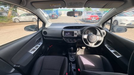 2015 Toyota Vitz - photo 10