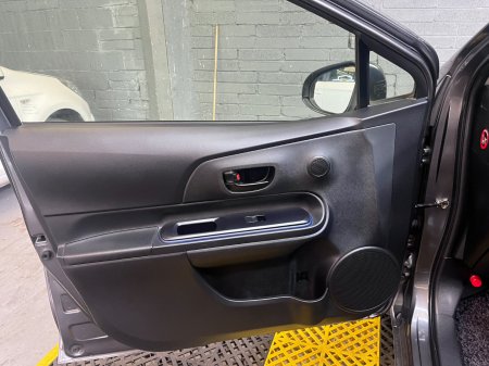 2015 Toyota Aqua - photo 14