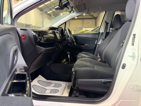 2017 Toyota Vitz - photo 28