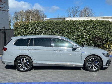 2022 Volkswagen Passat - photo 2