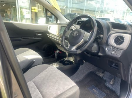 2012 Toyota Vitz - photo 6