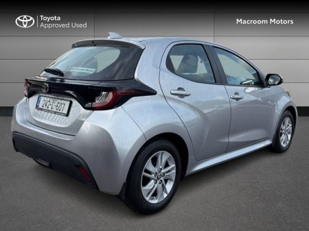 2024 Toyota Yaris - photo 2