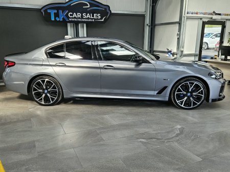 2022 BMW 5-Series - photo 2
