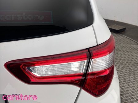 2019 Toyota Vitz - photo 16
