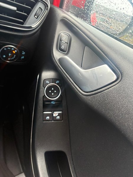 2020 Ford Fiesta - photo 8