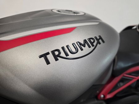 2021 Triumph Street triple - photo 7