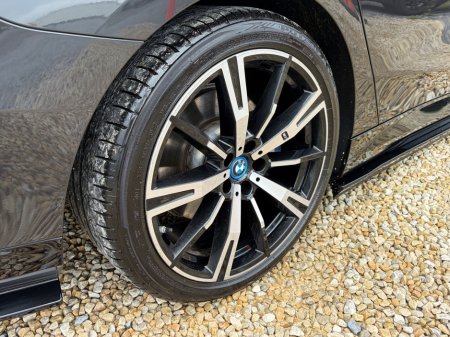 2024 BMW 5-Series - photo 8