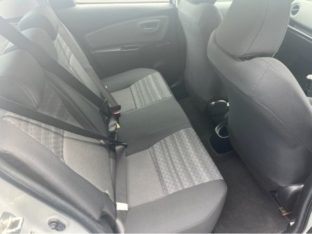 2016 Toyota Yaris - photo 2