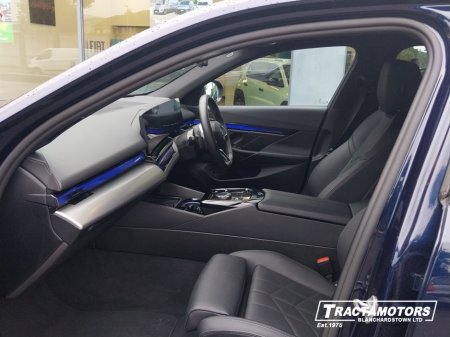 2025 BMW 5-Series - photo 4