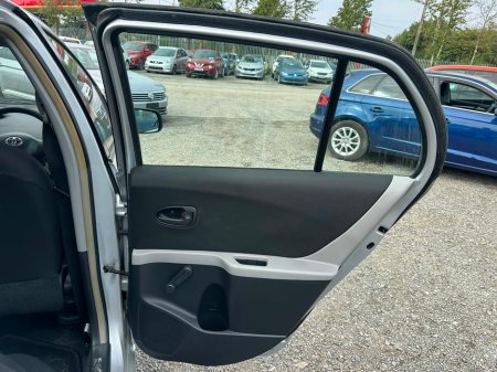 2011 Toyota Yaris - photo 12