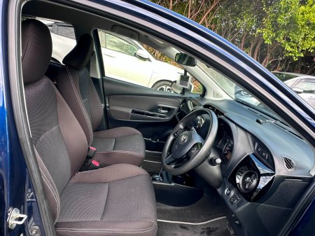 2019 Toyota Vitz - photo 5