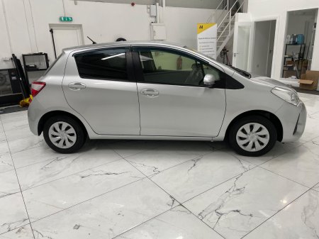 2018 Toyota Vitz - photo 2