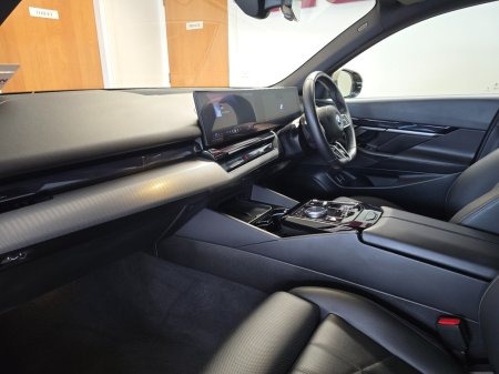 2025 BMW 5-Series - photo 9