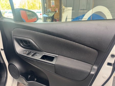 2019 Toyota Vitz - photo 14