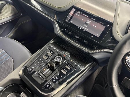 2025 Aston Martin DBX - photo 34