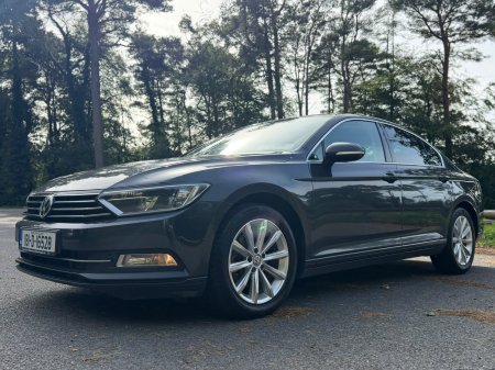 2018 Volkswagen Passat - photo 2