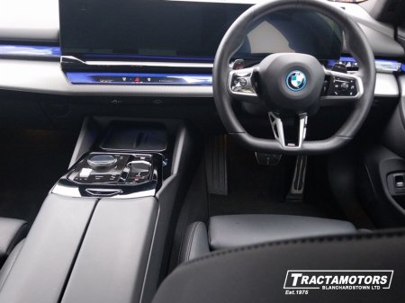 2025 BMW 5-Series - photo 2