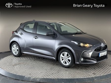 2023 Toyota Yaris HYBRID LUNA