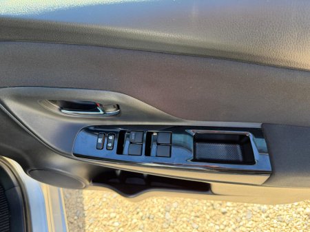 2019 Toyota Vitz - photo 8