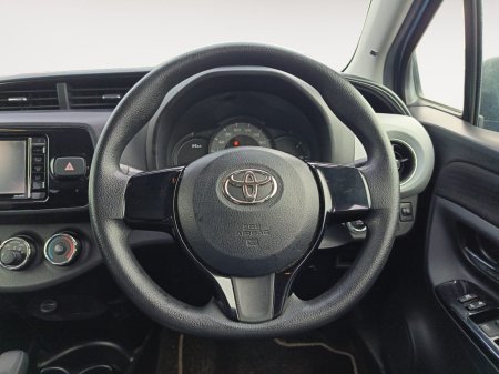 2015 Toyota Vitz - photo 11