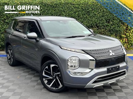 2022 Mitsubishi Outlander 2.4 HYBRID AUTO // LOW MILEAGE // 360 PARKING CAMERAS // DUAL ZONE CLIMATE CONTROL