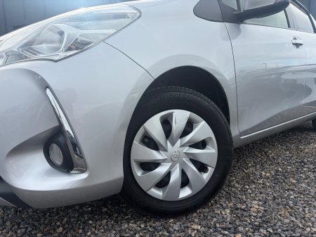 2019 Toyota Vitz - photo 2