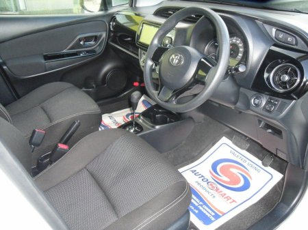 2019 Toyota Vitz - photo 7