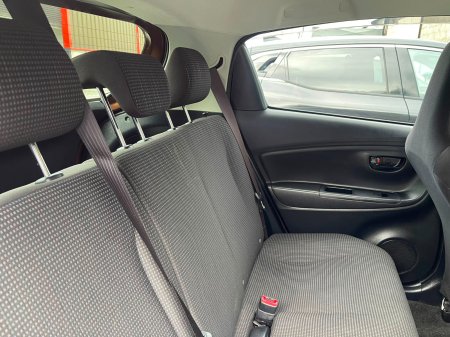 2015 Toyota Vitz - photo 18
