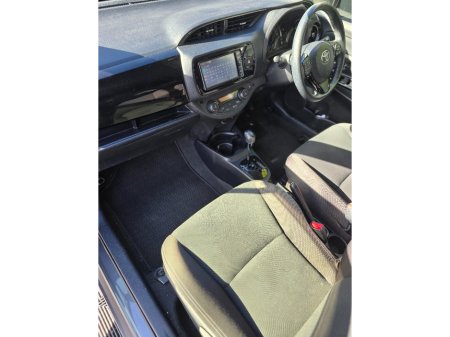 2019 Toyota Vitz - photo 13
