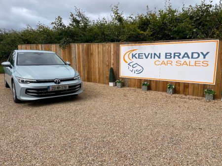 2025 Volkswagen Golf - photo 2