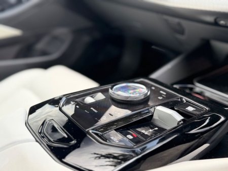 2025 BMW 5-Series - photo 20