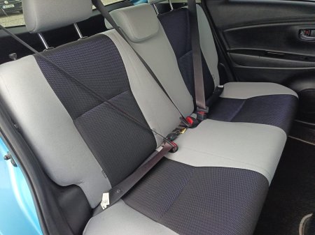 2015 Toyota Vitz - photo 16