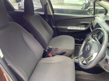 2015 Toyota Vitz - photo 9