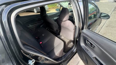 2015 Toyota Vitz - photo 8