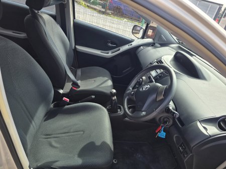 2010 Toyota Yaris - photo 8