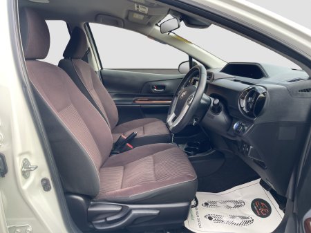 2015 Toyota Aqua - photo 10