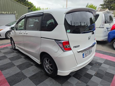 2015 Honda Freed - photo 2