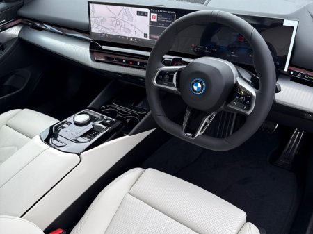 2026 BMW 5-Series - photo 6