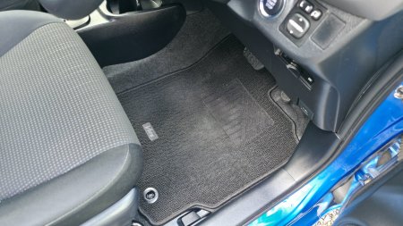 2015 Toyota Vitz - photo 14