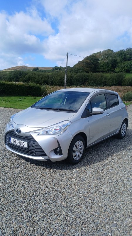 2018 Toyota Vitz - photo 2
