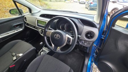 2015 Toyota Vitz - photo 12