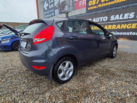2011 Ford Fiesta - photo 2