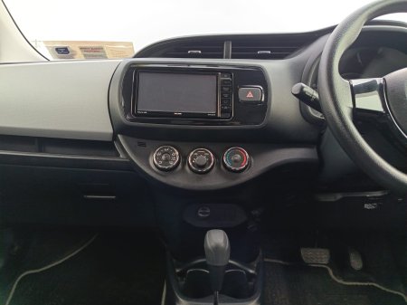 2015 Toyota Vitz - photo 15