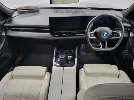 2024 BMW 5-Series - photo 4