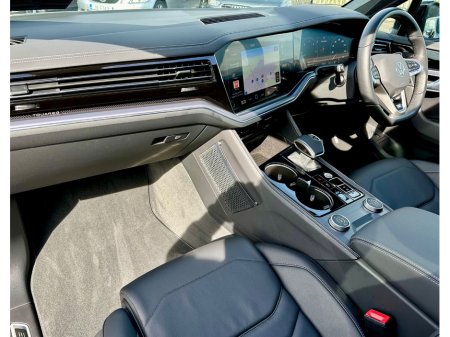 2025 Volkswagen Touareg - photo 32