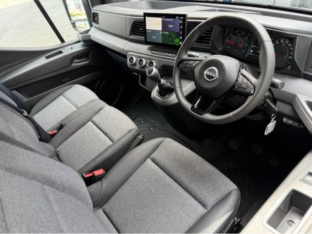 2026 Nissan Interstar - photo 2
