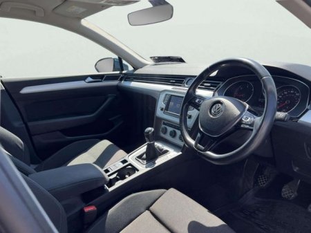 2017 Volkswagen Passat - photo 2