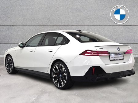 2024 BMW 5-Series - photo 2