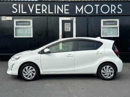 2015 Toyota Aqua - photo 2