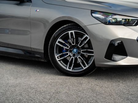2024 BMW 5-Series - photo 2